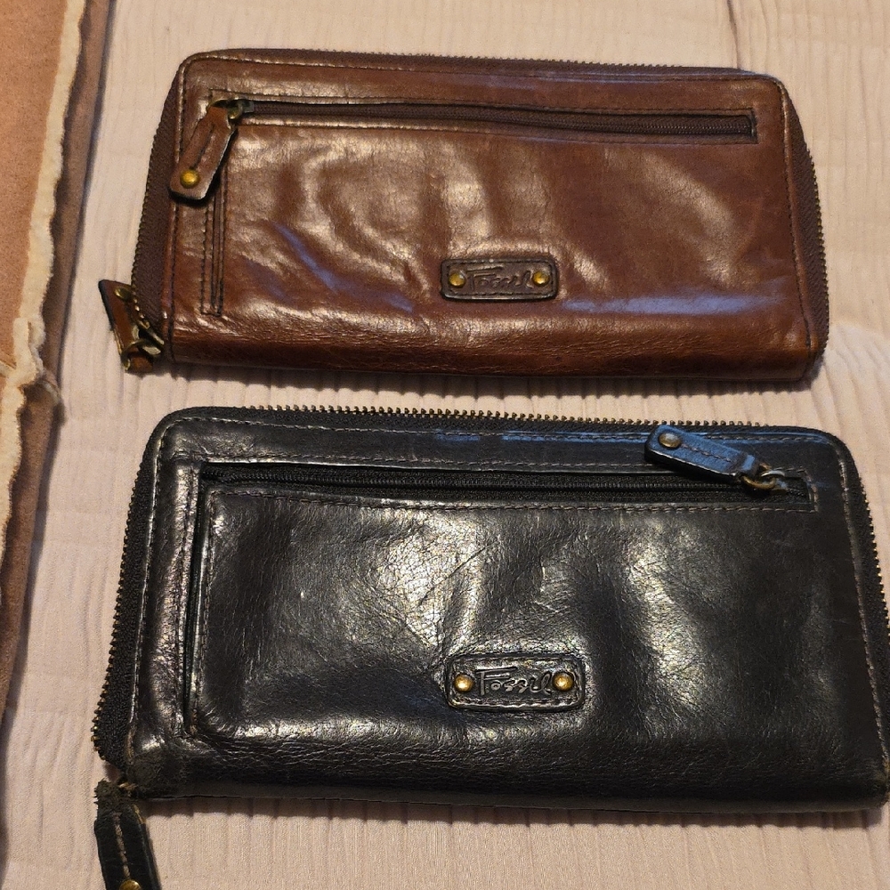Fossil Men's Leather Wallet Set in Brown and Black. Both For Sale